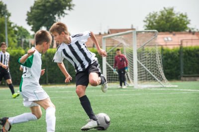 kids-playing-soccer